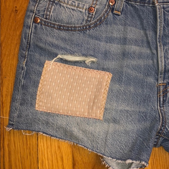 Levi’s 3” inseam denim shorts - Picture 3 of 8